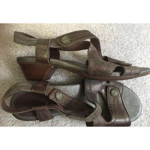 Aravon size 10B brown leather sandal